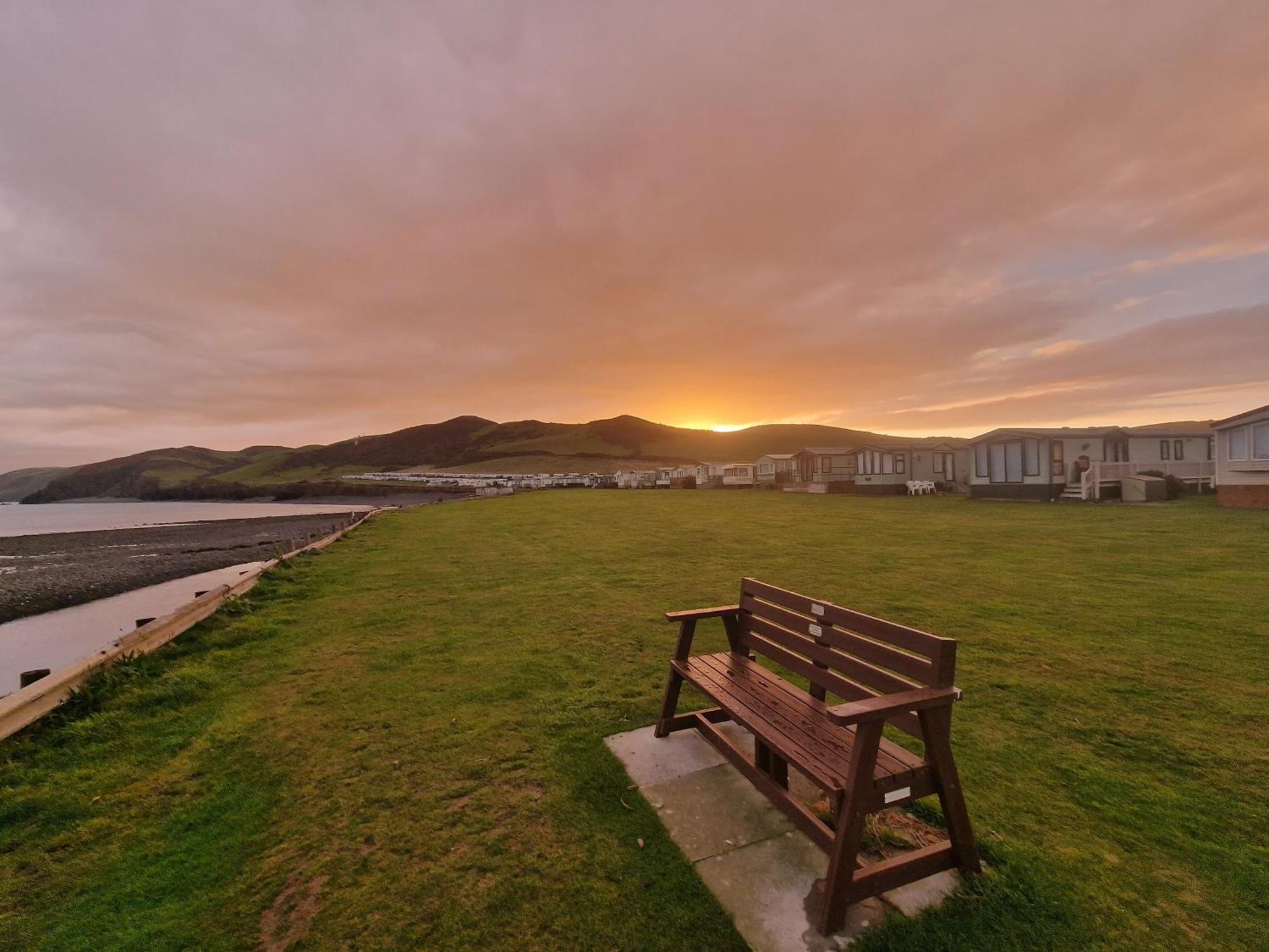 Bayview At Pengarreg Hotel Llanrhystyd ภายนอก รูปภาพ