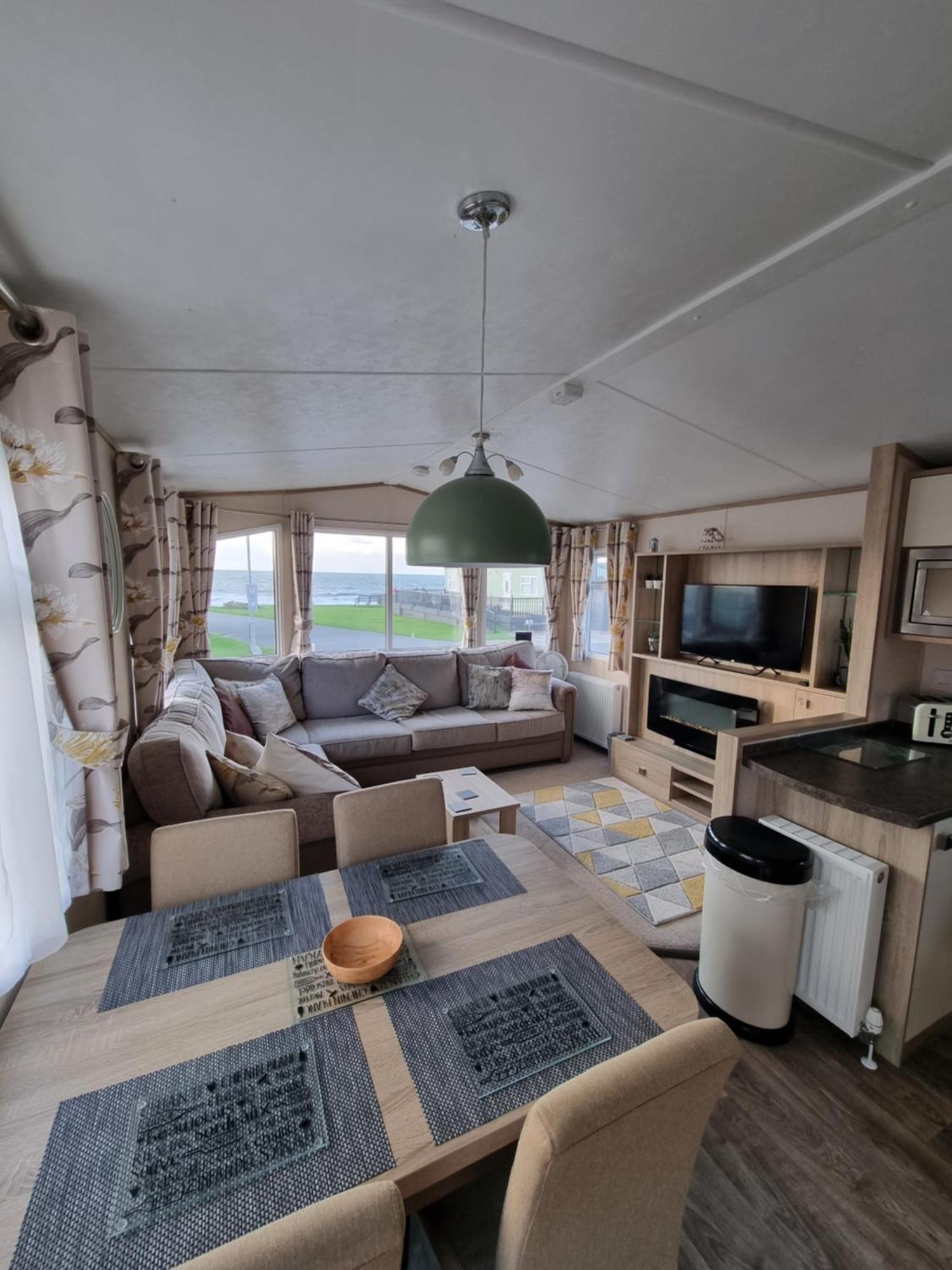 Bayview At Pengarreg Hotel Llanrhystyd ภายนอก รูปภาพ